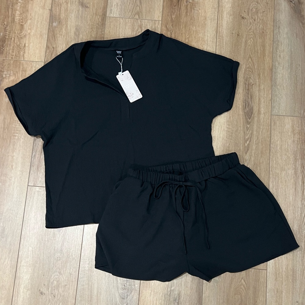 Women’s Chic Black Travel Set Short Sleeve Top and Shorts Relaxed Fit Large NWT
